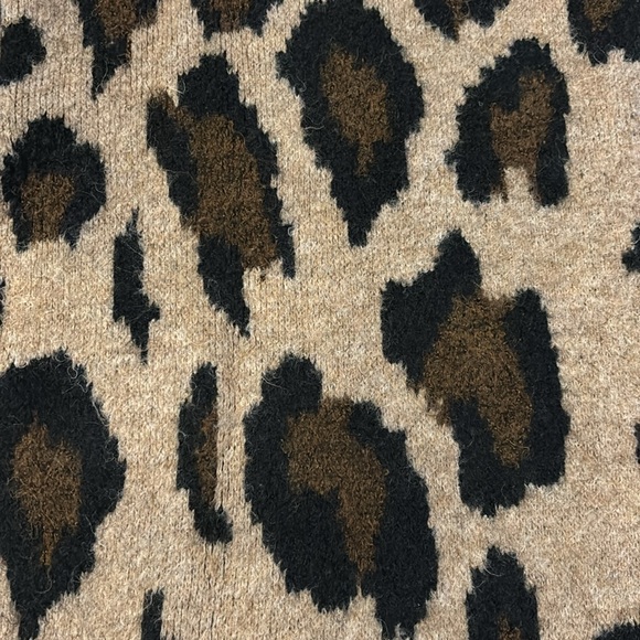 Jolie leopard print sweater. Size medium. - Picture 12 of 13